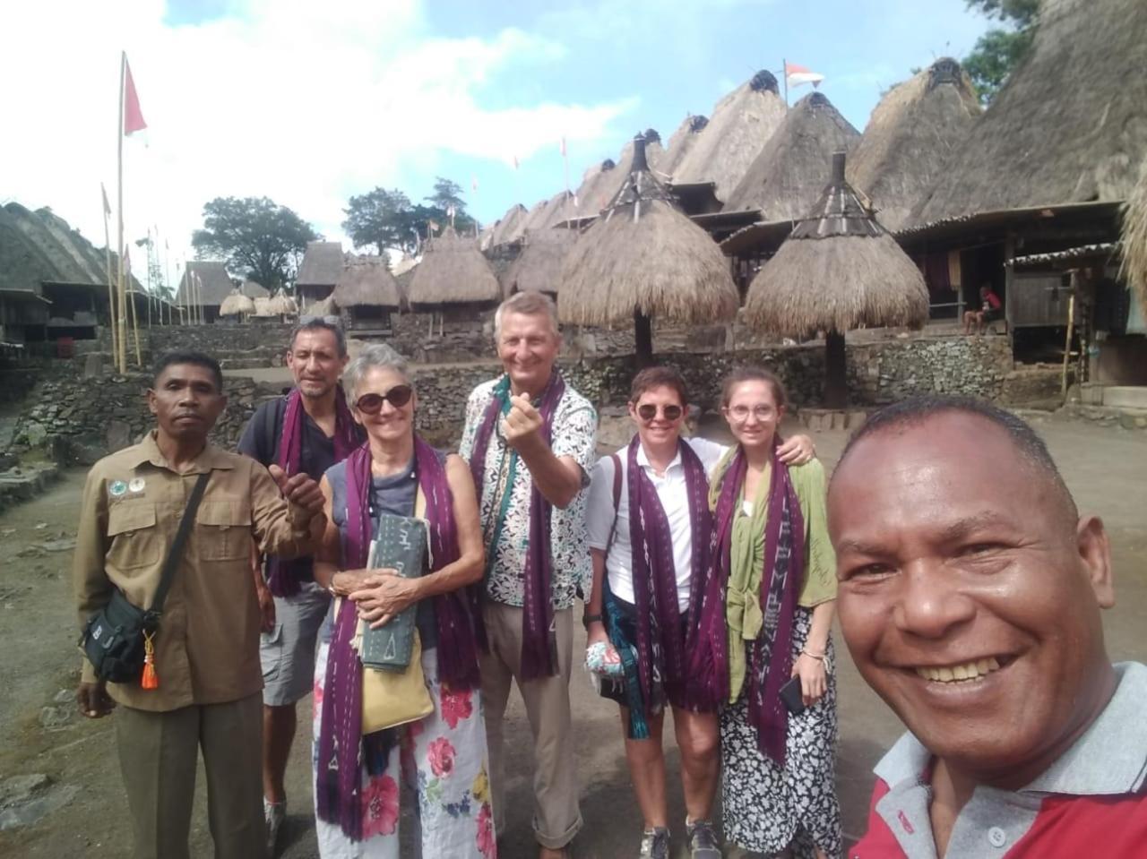 Bajawa Arnolds Familly Homestay מראה חיצוני תמונה