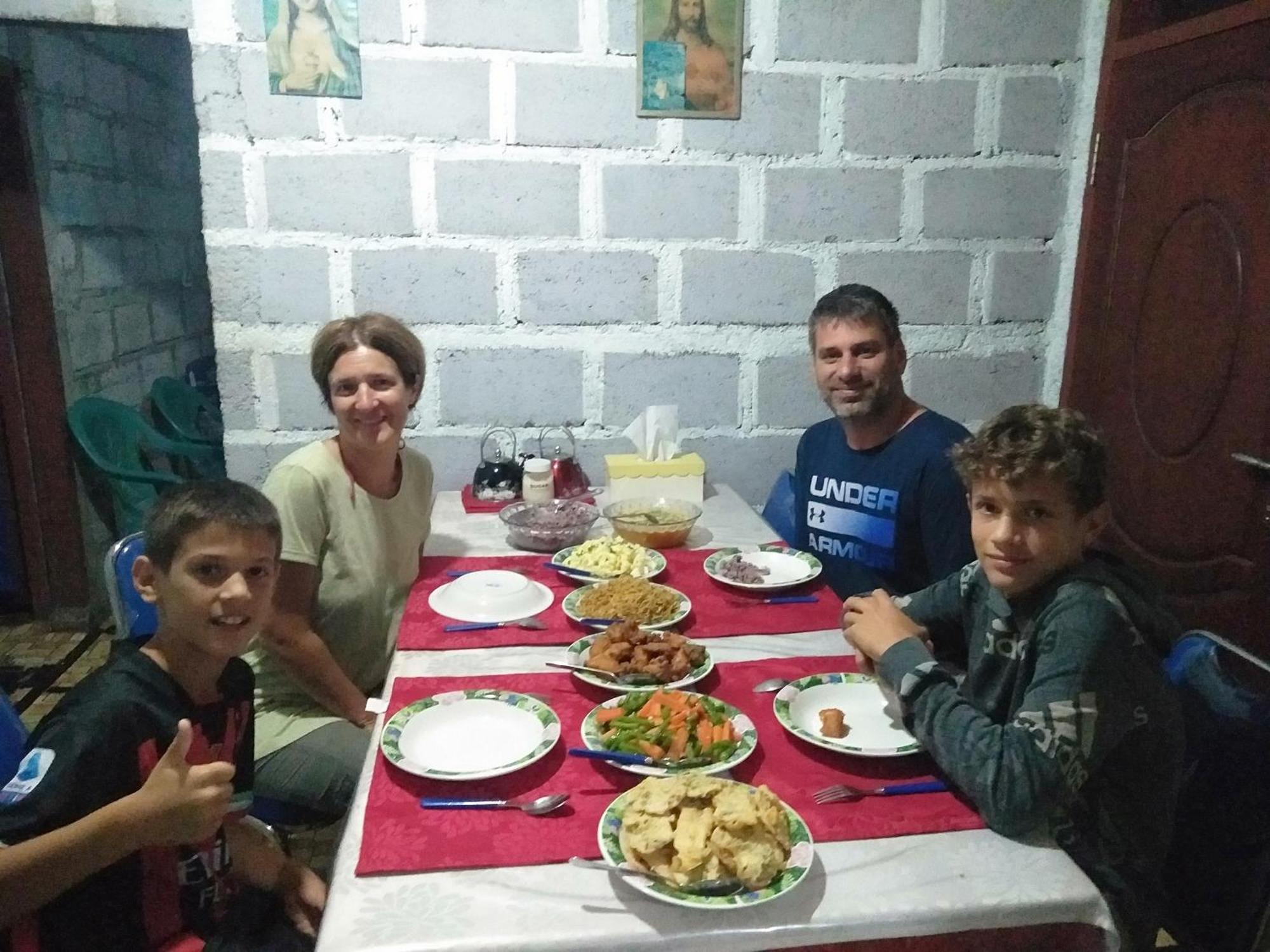 Bajawa Arnolds Familly Homestay מראה חיצוני תמונה